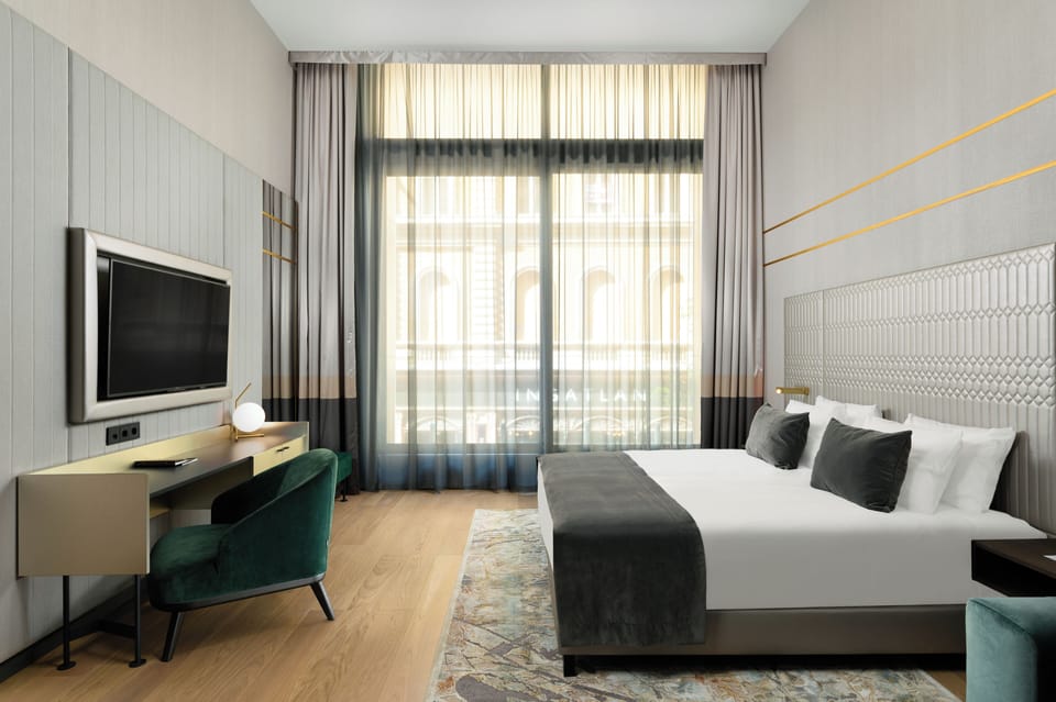 Emerald Suite | Hypo-allergenic bedding, minibar, in-room safe, laptop workspace