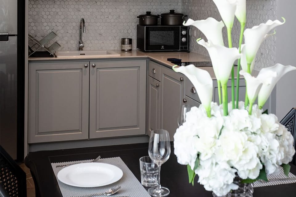 Dinning area next to the kitchenette