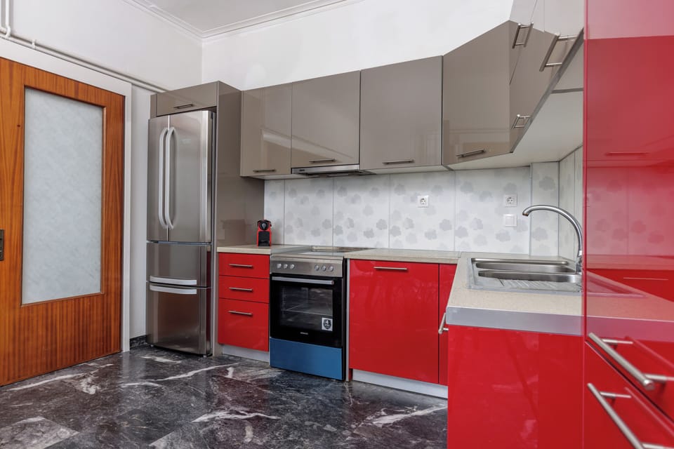 Comfort Villa | Private kitchen | Full-size fridge, microwave, oven, stovetop