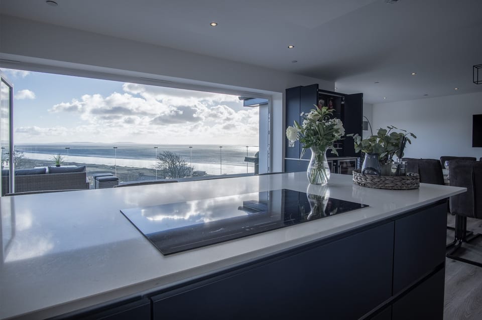 House (5 Bedrooms) | Private kitchen | Fridge, microwave, oven, stovetop