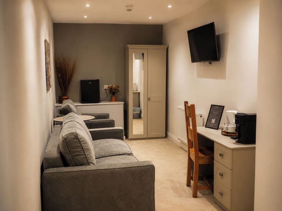 Suite, 1 King Bed, Non Smoking | Living room | 43-inch Smart TV with digital channels, Netflix, Hulu