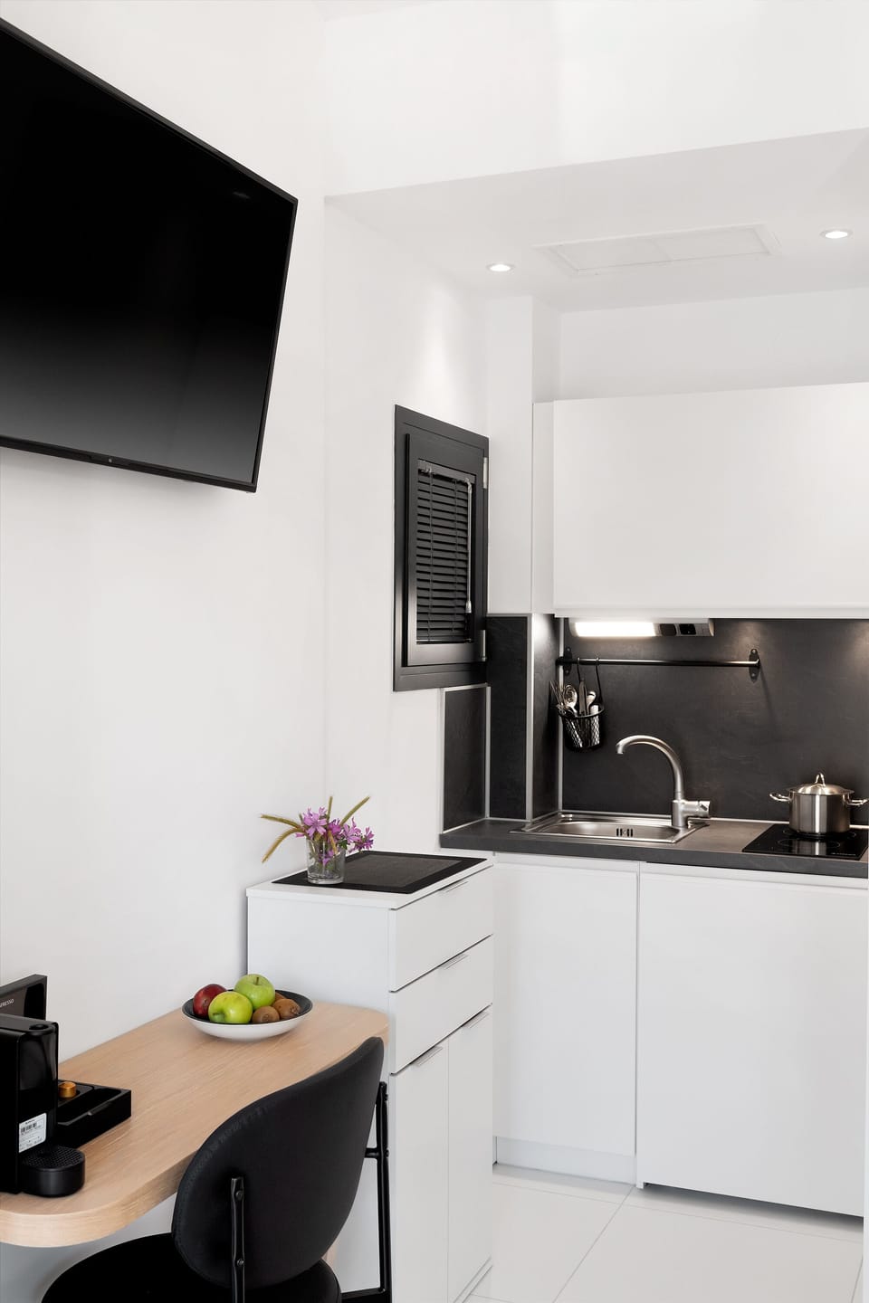 Deluxe Double Room | Private kitchenette | Fridge, stovetop, espresso maker, coffee/tea maker