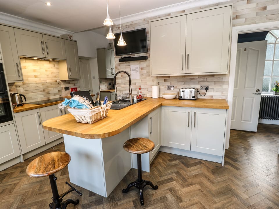 Cottage | Private kitchen | Dishwasher, cookware/dishes/utensils