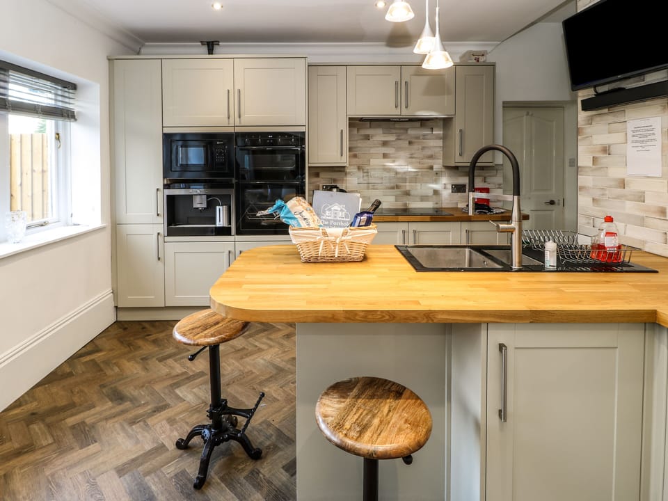 Cottage | Private kitchen | Dishwasher, cookware/dishes/utensils