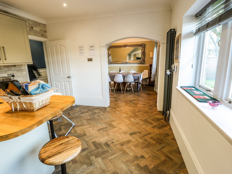 Cottage | Private kitchen | Dishwasher, cookware/dishes/utensils