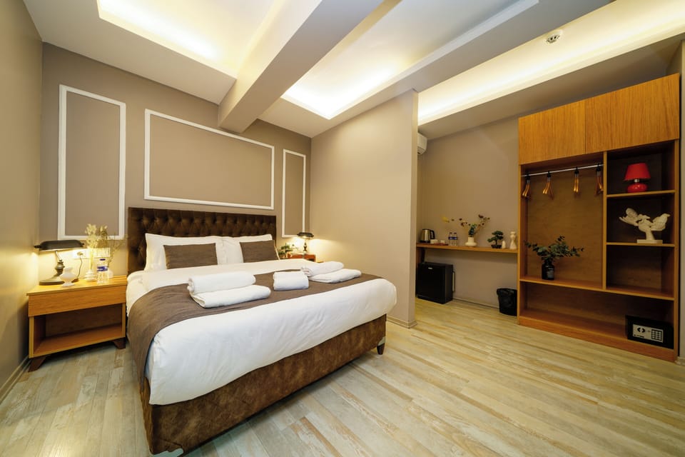 Comfort Triple Room | In-room safe, laptop workspace, blackout drapes, soundproofing