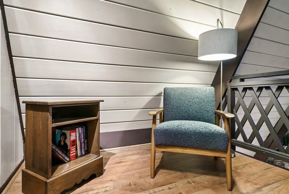 Upper Level : nook. Cozy atmosphere to read a book or seat at the desk to finish one last office request.