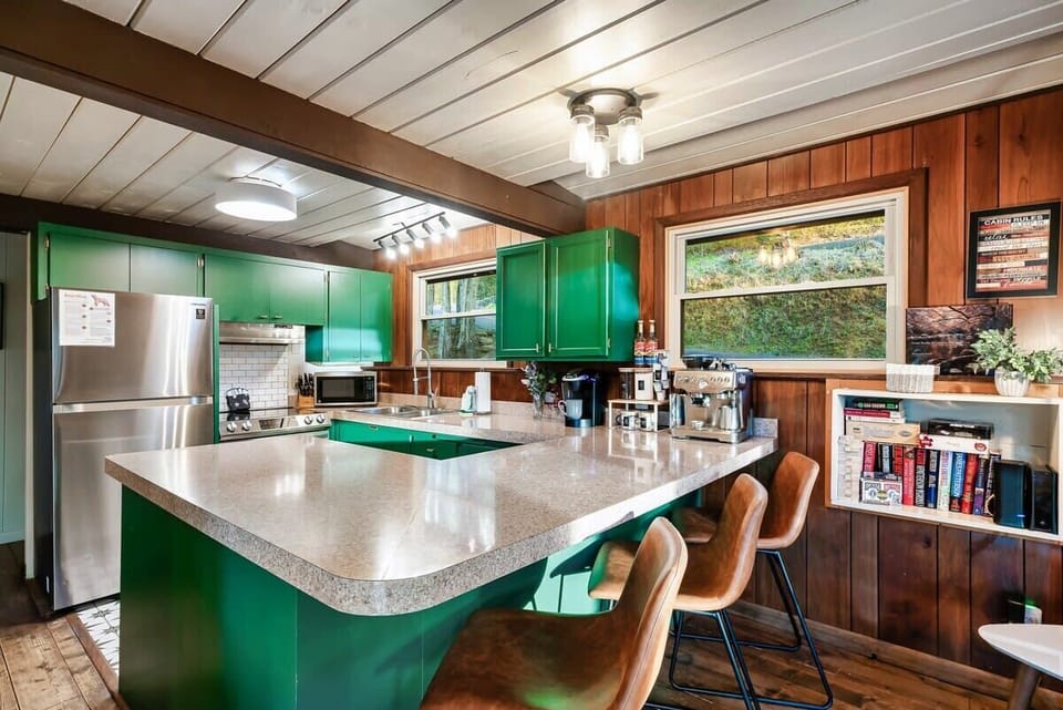 Main Floor: Kitchen and Bar, new appliances, original hand made kitchen cabinets. Well equipped with coffee machine, toaster and microwave.
