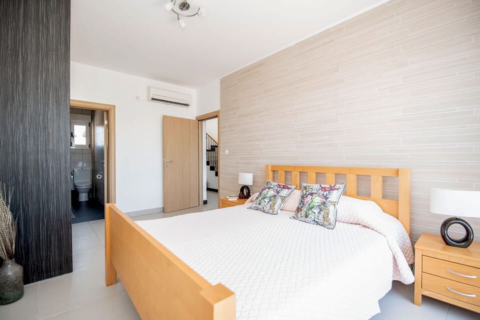 1st floor Master room, hand crafted King-sized bed, quality linen, wardrobe, A/C