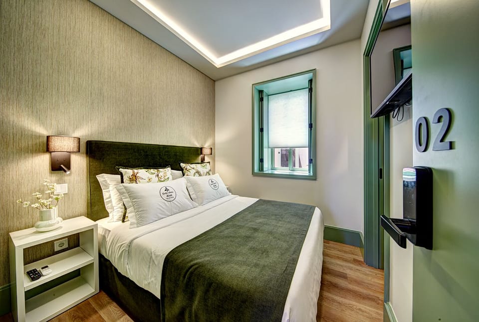 Standard Room, 1 Queen Bed, Non Smoking, Mezzanine | WiFi (free), bed sheets