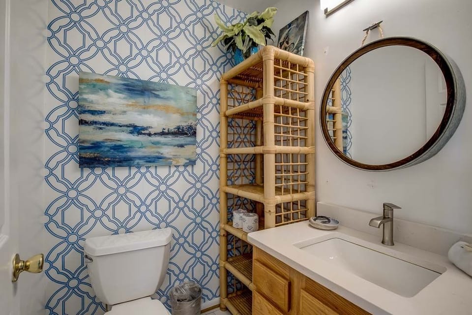 Mid-Level Hall Half Bathroom