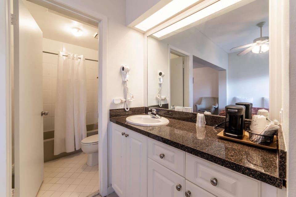 Quaint, Lakeside Economy Hotel Room image 5