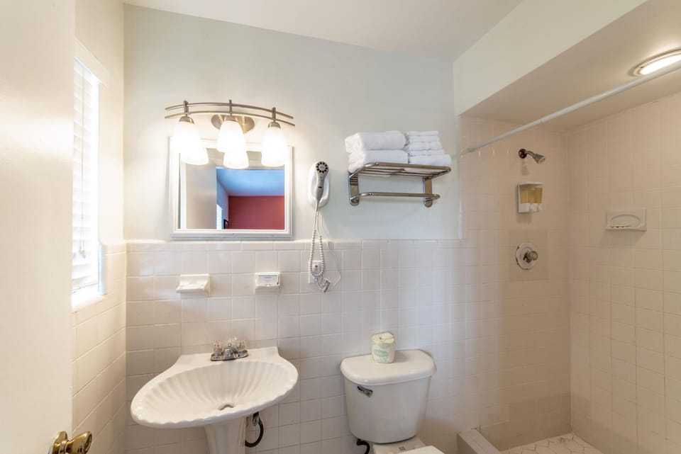 Quaint, Lakeside Standard Hotel Room with Kitchenette image 5