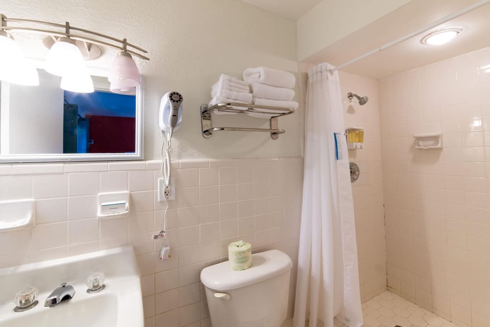 Quaint, Lakeside Standard Hotel Room with Kitchenette and Balcony  image 3