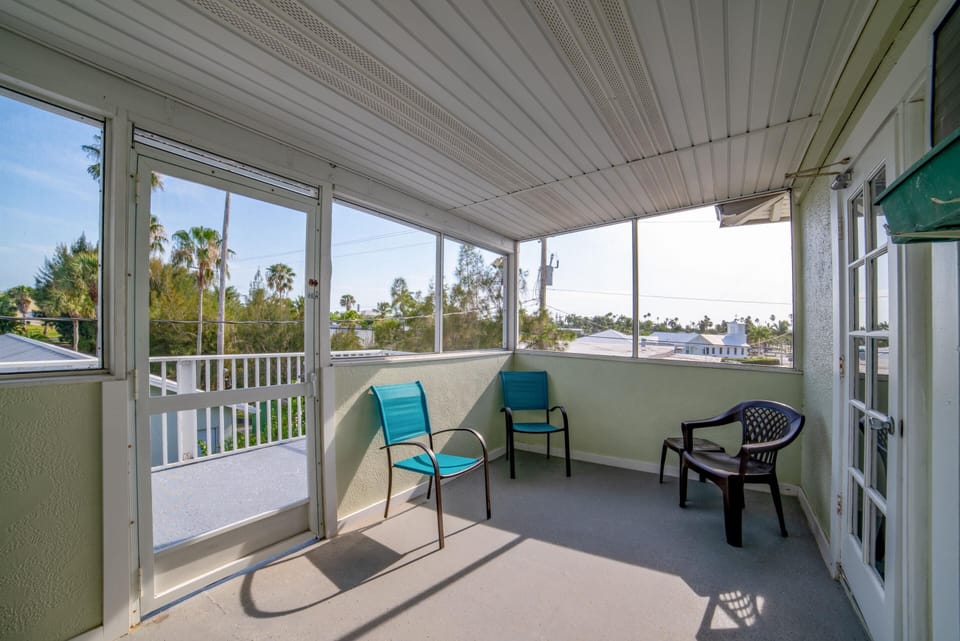 Quaint, Lakeside Standard Hotel Room with Kitchenette and Balcony  image 5