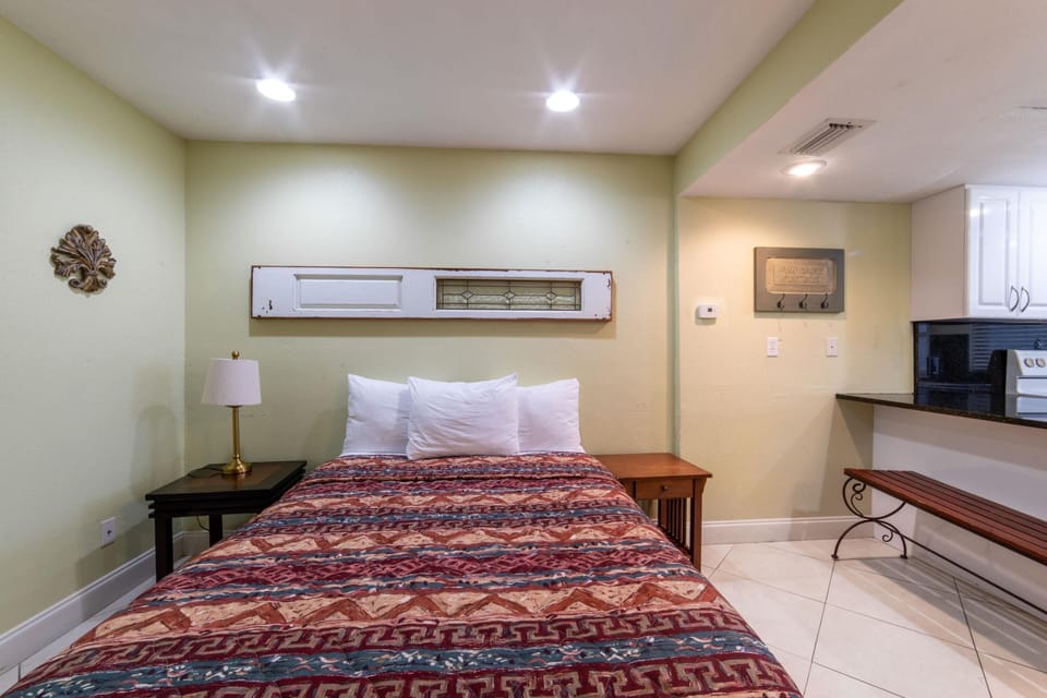 Quaint, Lakeside Family Suite with Deluxe Kitchen and Porch image 3
