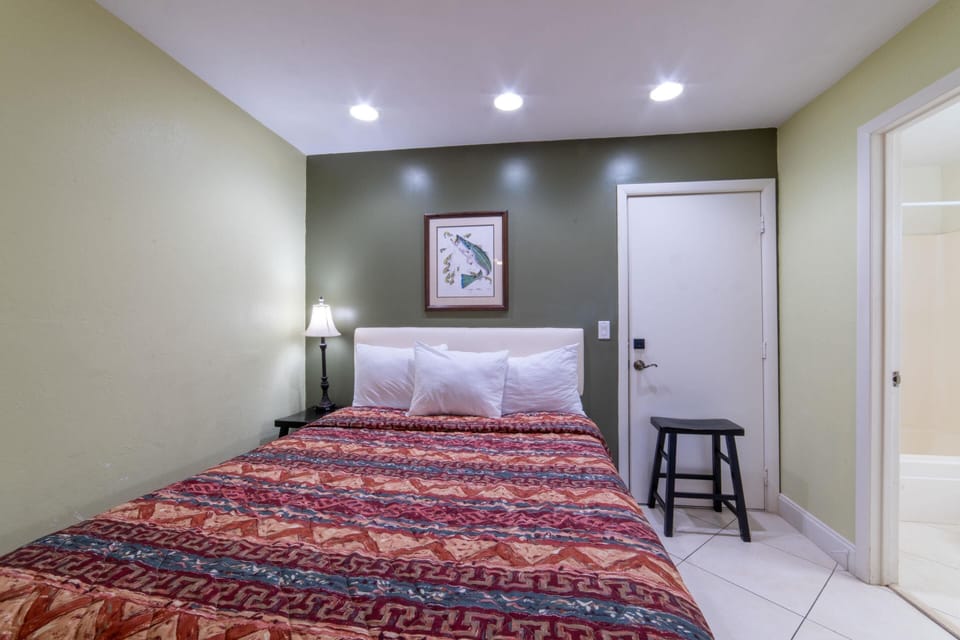 Quaint, Lakeside Family Suite with Deluxe Kitchen and Porch image 4