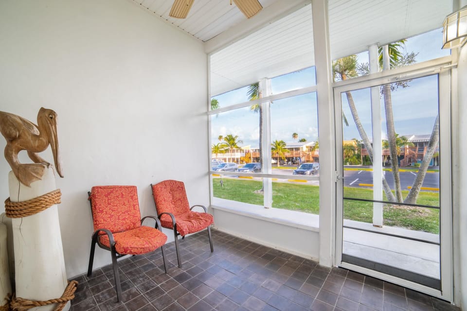 Quaint, Lakeside Family Suite with Deluxe Kitchen and Porch image 8