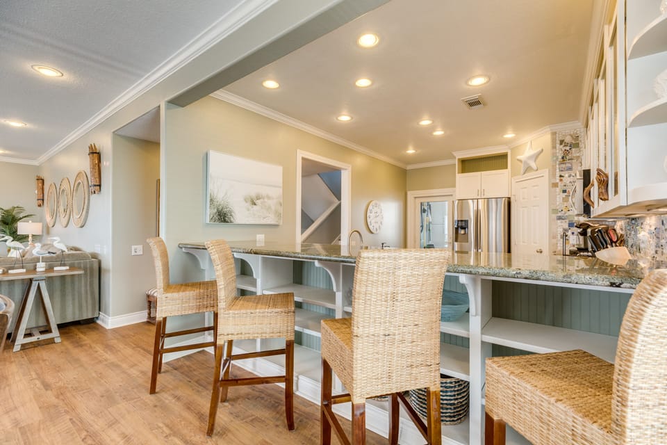 Grab a quick bite at the kitchen breakfast bar seating