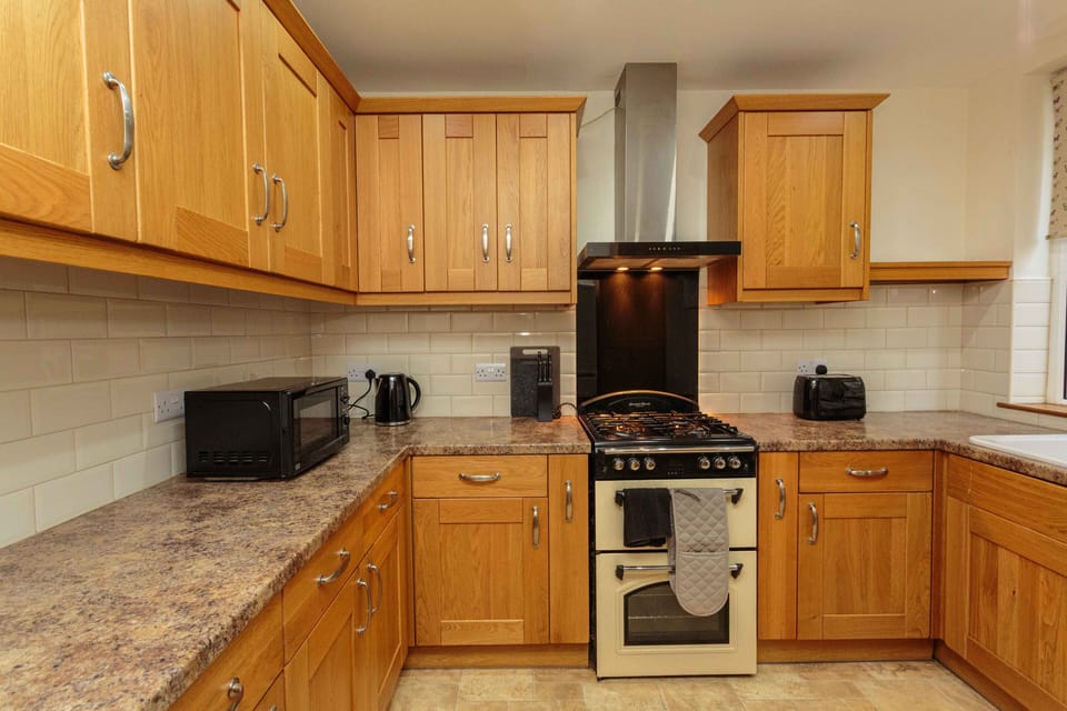 Apartment, Accessible, Ensuite (Passionfruit Suite ) | Shared kitchen