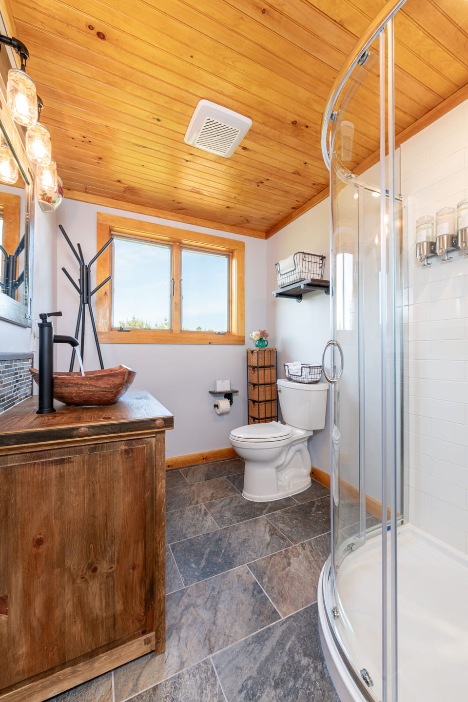 Old Speck | Bathroom | Jetted tub, rainfall showerhead, designer toiletries, hair dryer