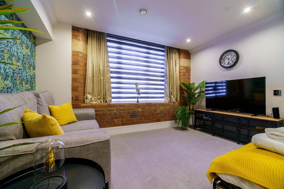 Luxury Apartment, Ensuite, River View | Lounge