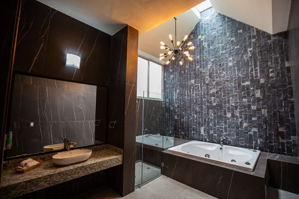 Premium Room | Bathroom | Towels, soap, shampoo, toilet paper