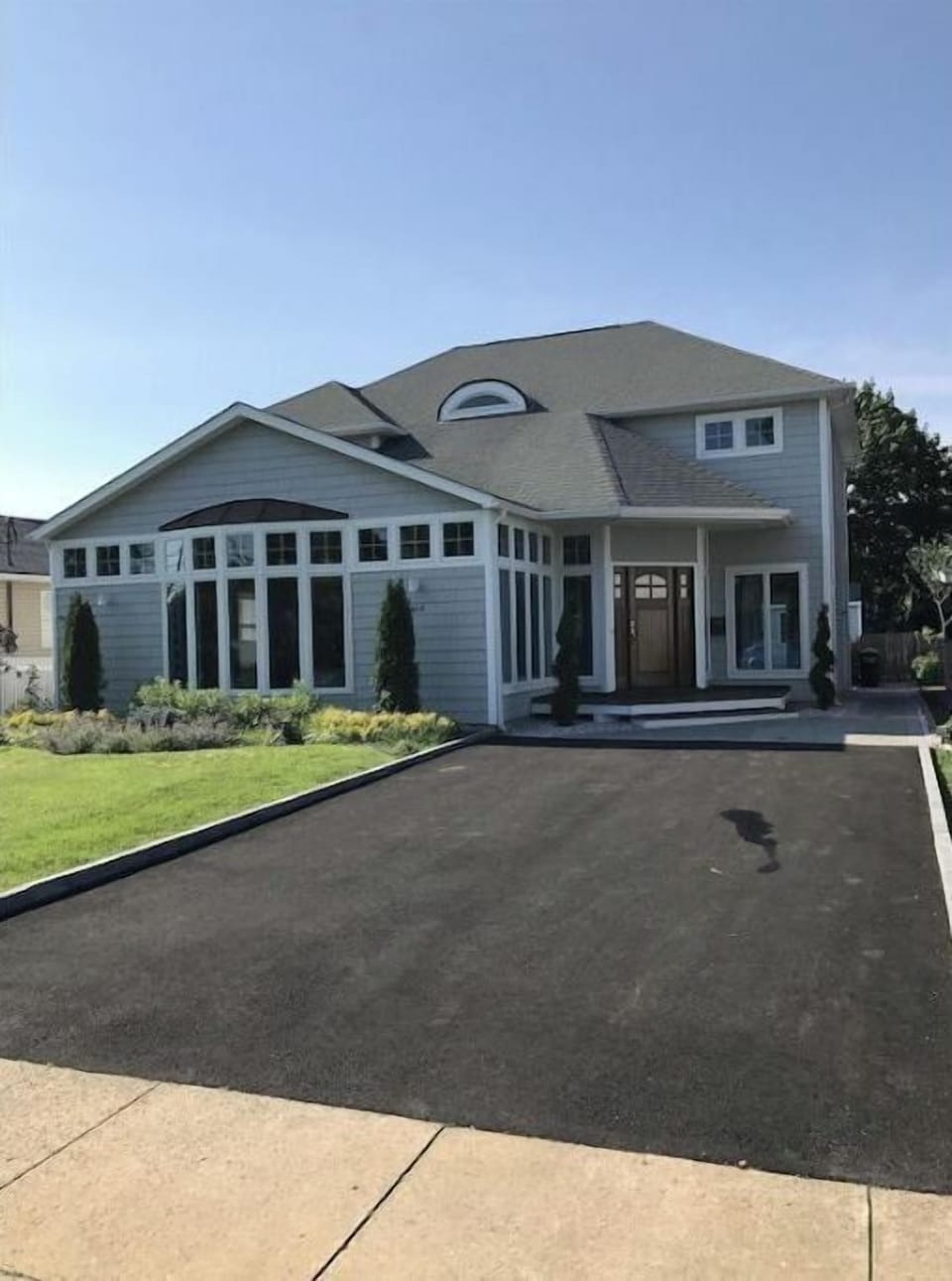 Large driveway! 
