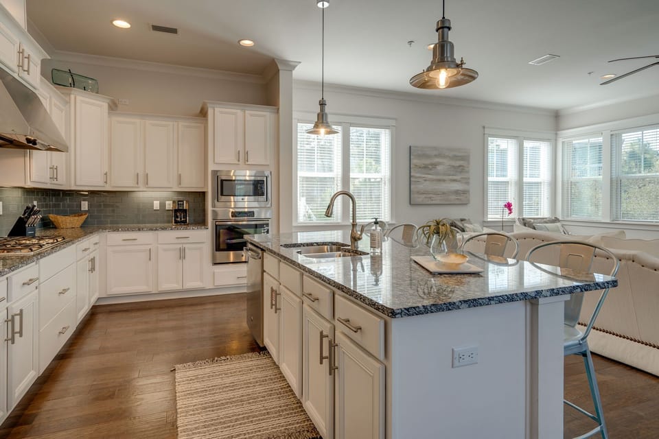 Large island with plenty of space to serve breakfast to the family 