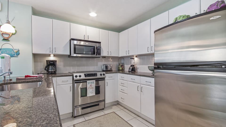 Fully loaded kitchen w/granite and stainless