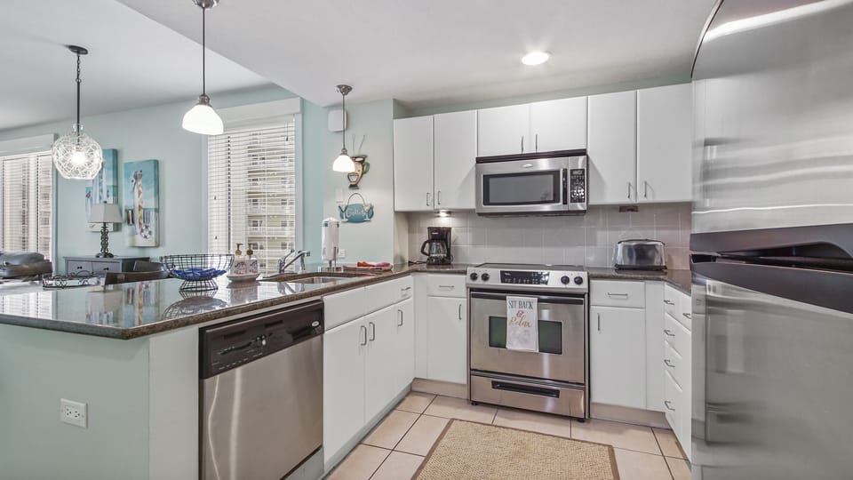 Fully loaded kitchen w/granite and stainless - barstools