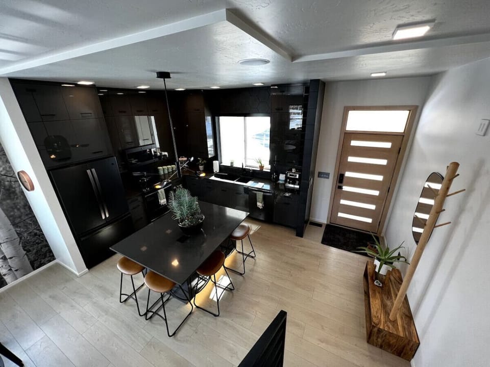 Modern Kitchen with all the necessities... Just contact Pele if you need anything extra.