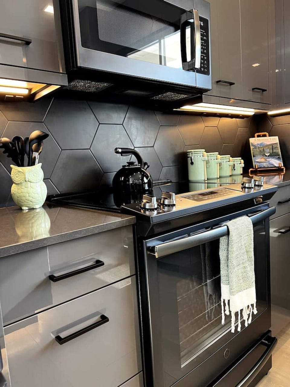 All the amenities in this honeycombed kitchen!