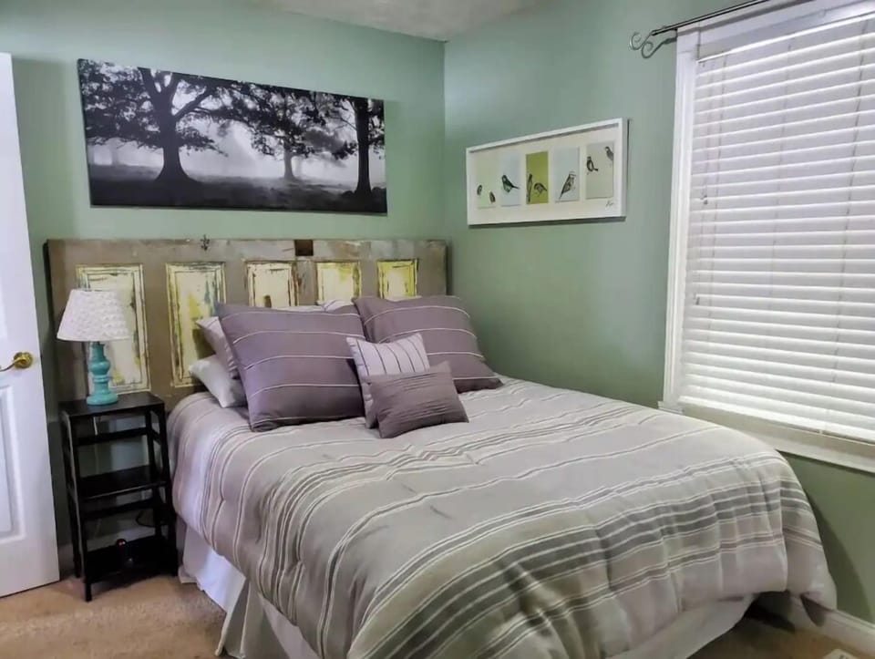 Guest Bedroom (First Floor)