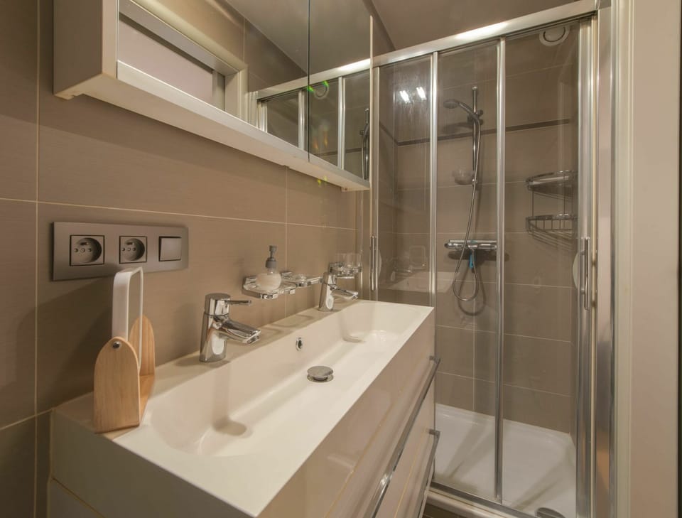 Mirror, Brown, Tap, Plumbing Fixture, Sink, Bathroom Sink, Property, Shower Door, Bathroom, Building