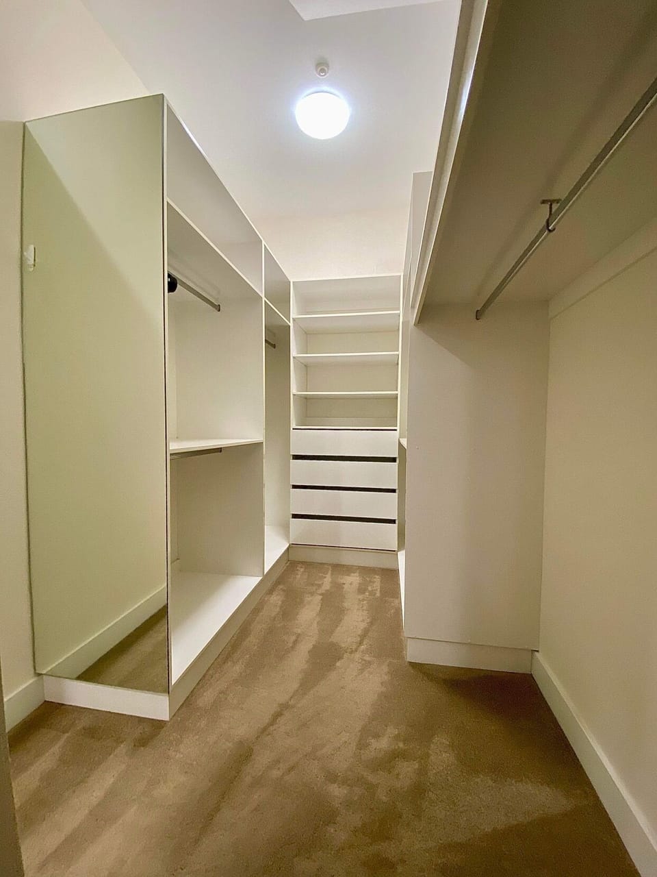 MASTER ENSUITE DRESSING ROOM