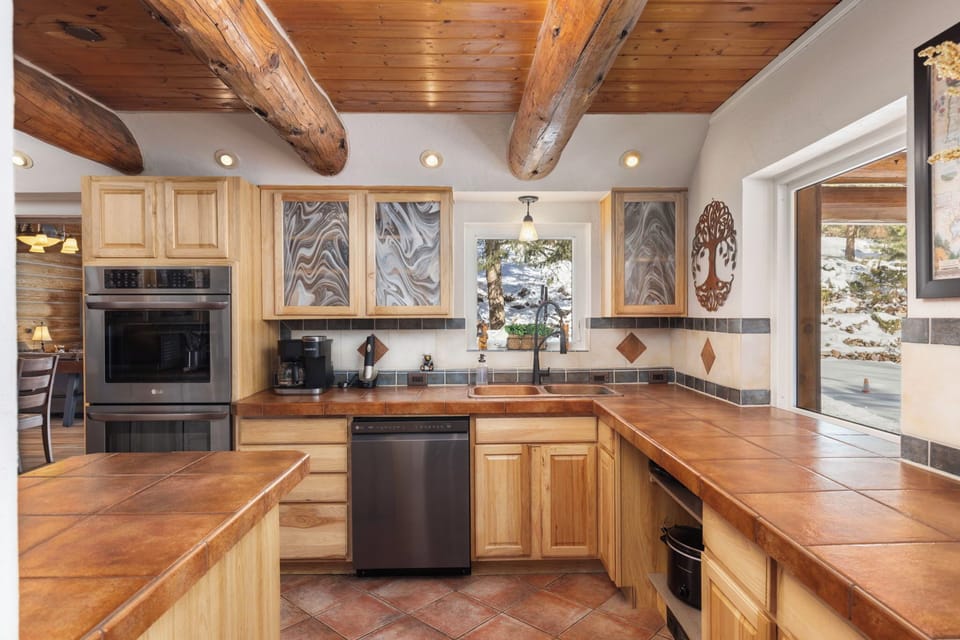Full Sized kitchen w/ Double ovens