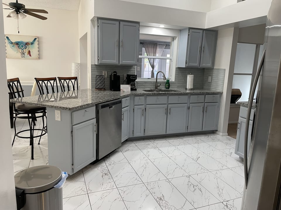 GORGEOUS KITCHEN! SS appliances, granite counters, Breakfast Nook, open concept.