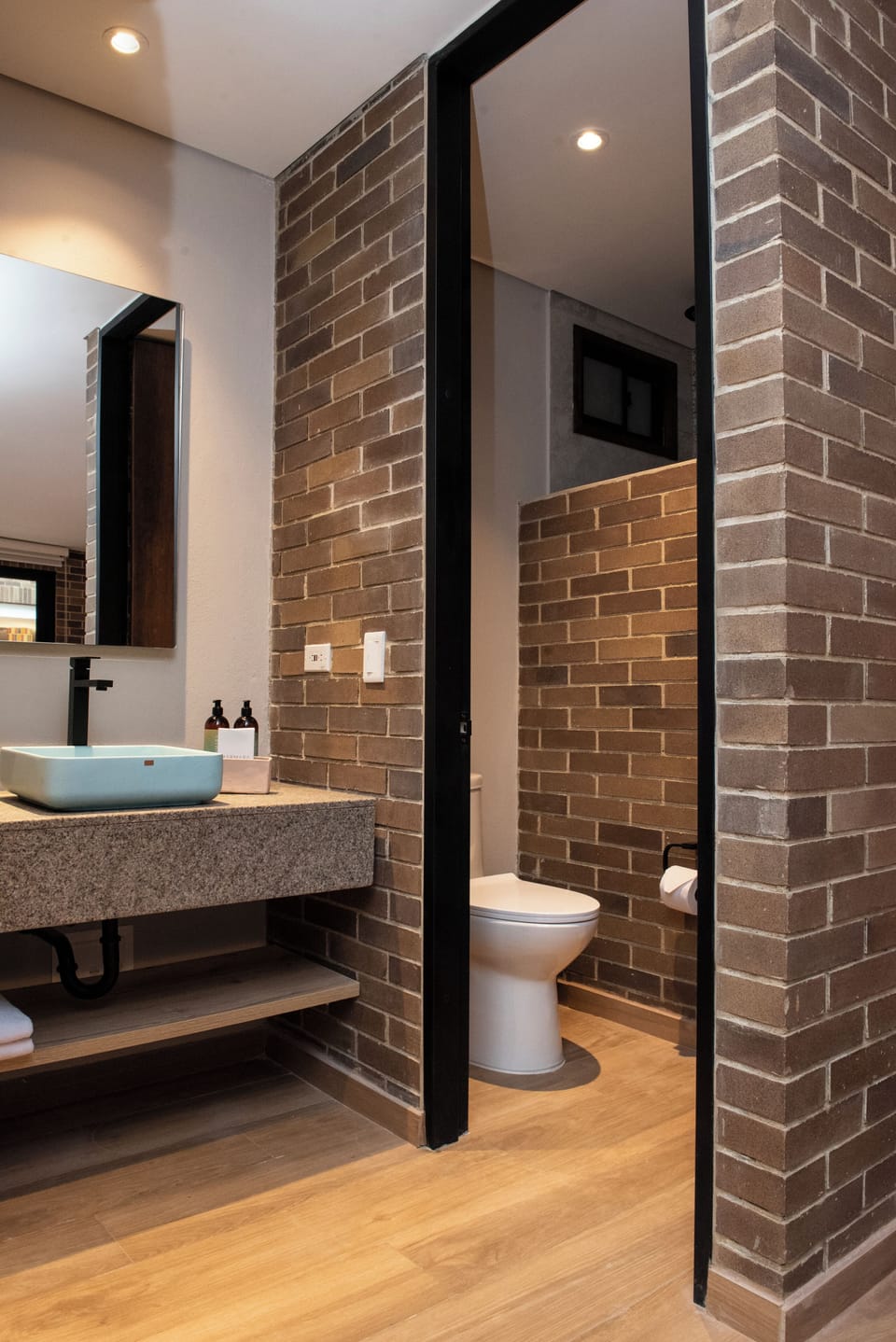 Deluxe Studio Suite | Bathroom | Shower, rainfall showerhead, free toiletries, towels
