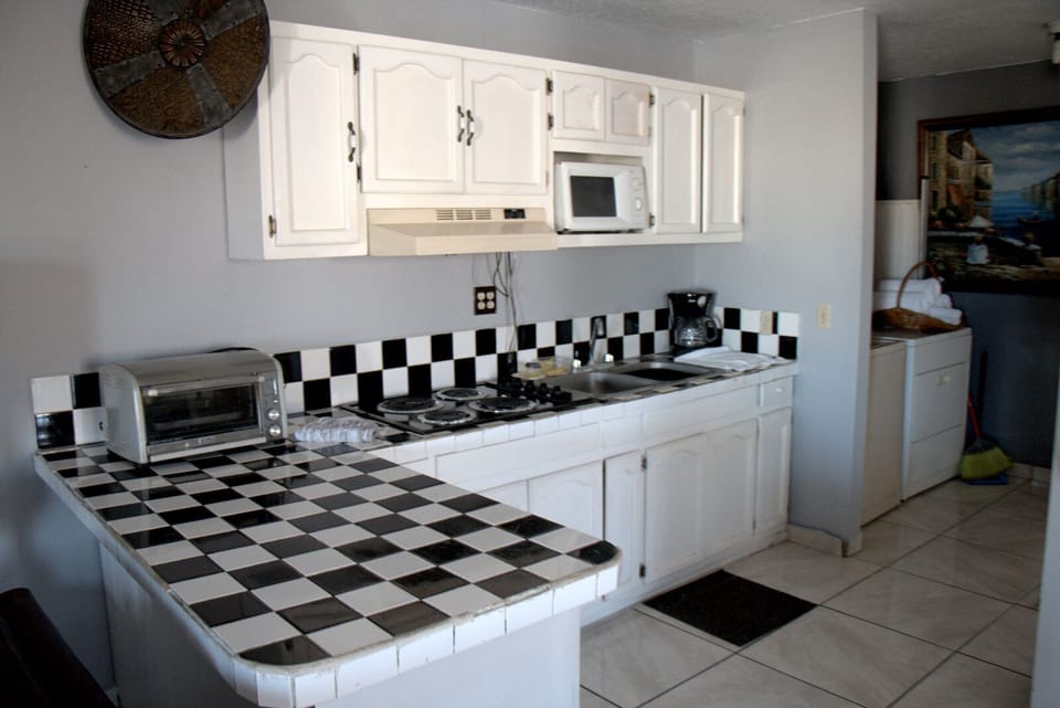  FULLY SERVICED KITCHED HAS ALL THAT YOU NEED FOR COOKING & DINING
