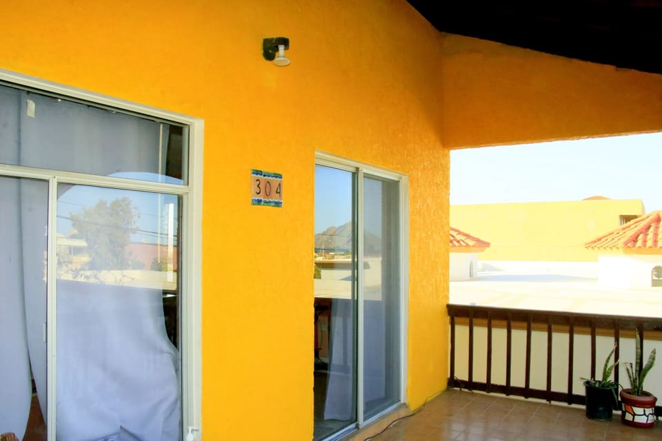 Balcony to enjoy the Seaviews and Mountains