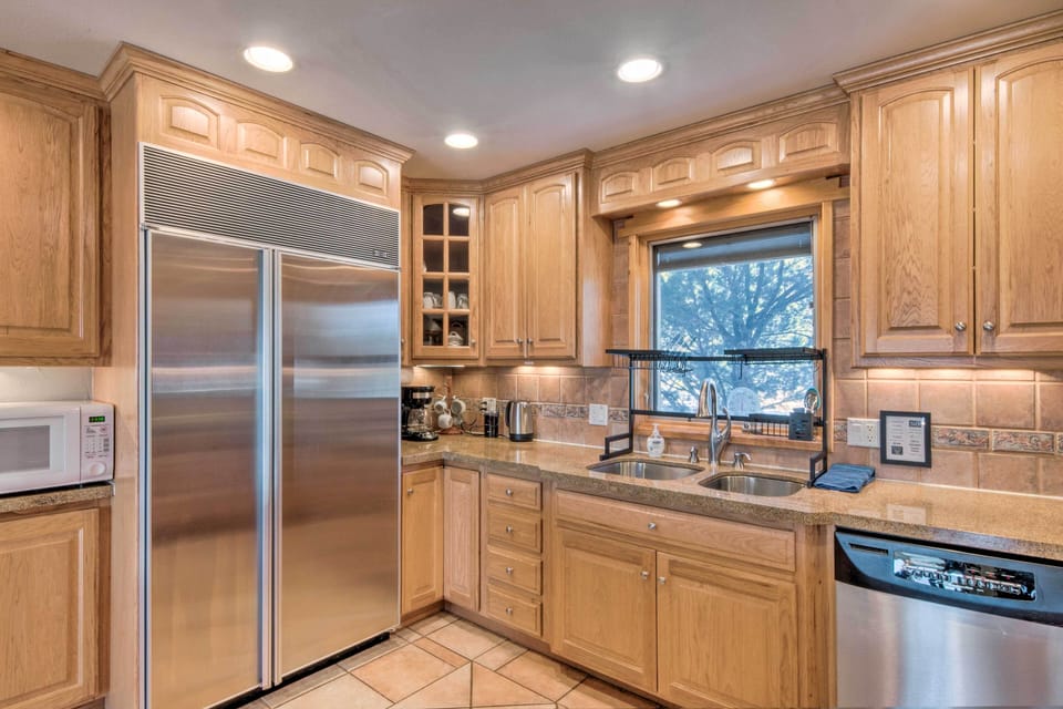 Fully Equipped Kitchen | Ice Mkaer
