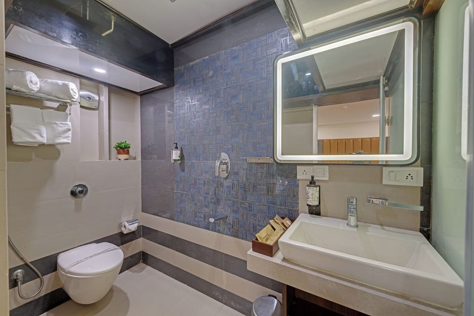 Deluxe Room, 1 Double Bed | Bathroom | Free toiletries, hair dryer, towels, soap