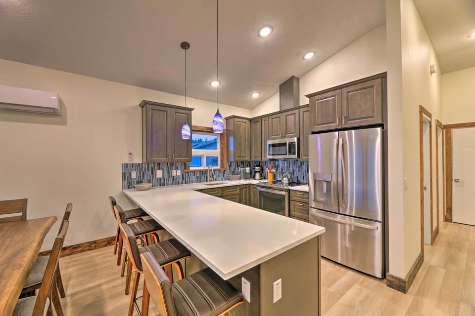 Dining Room | Dishware/Flatware Provided | Breakfast Bar