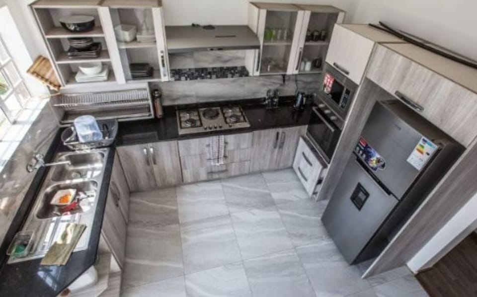 House, 4 Bedrooms | Private kitchen | Electric kettle