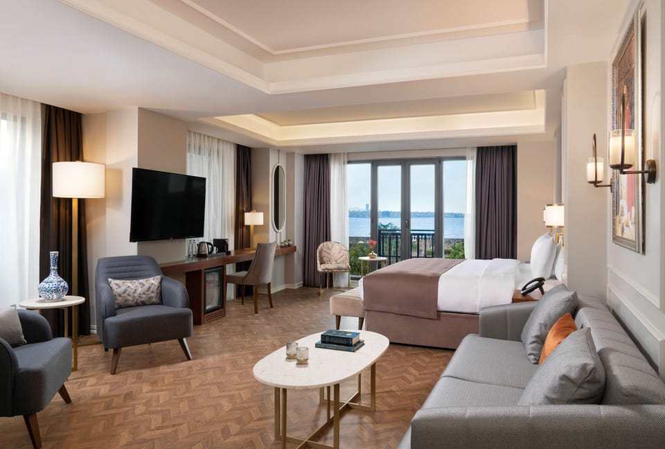 Suite, Jetted Tub, Sea View | Egyptian cotton sheets, premium bedding, down comforters