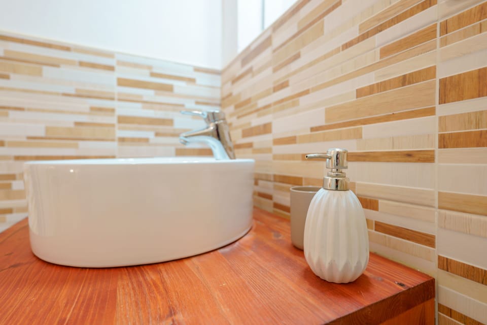 Comfort Room, 1 Bedroom, Balcony, City View | Bathroom | Shower, rainfall showerhead, bidet, towels