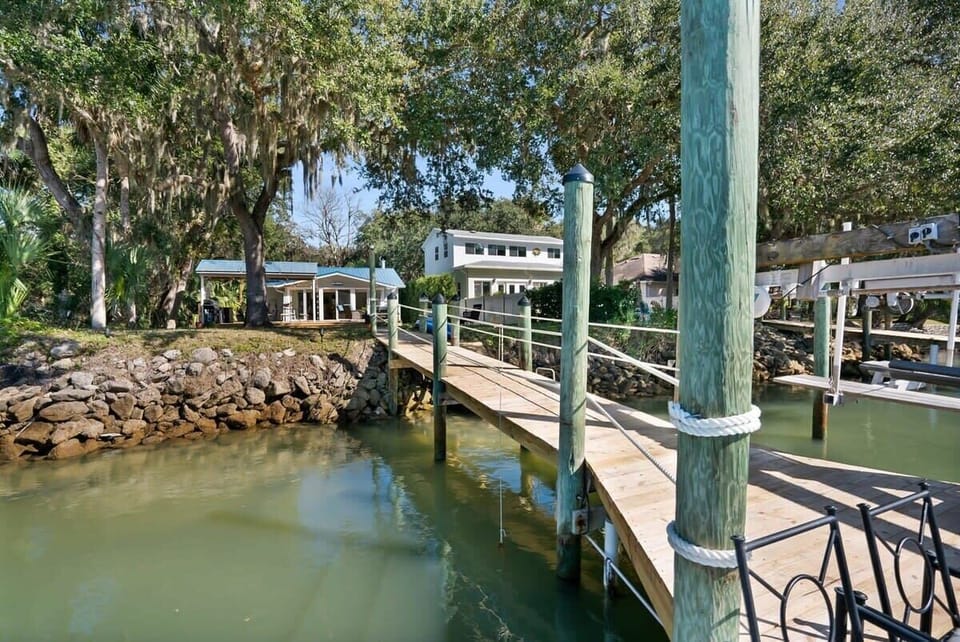 Lovely brand new dock. Dock lift is not operational at this time.