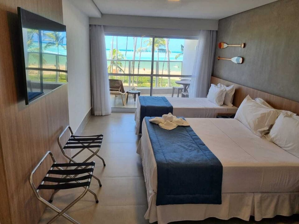 Frente mar casal+1 (vista obra) | In-room safe, desk, laptop workspace, blackout drapes