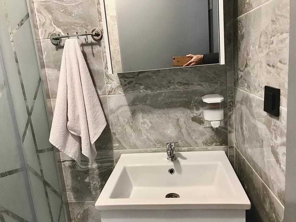Classic Room, 2 Twin Beds | Bathroom | Towels, toilet paper